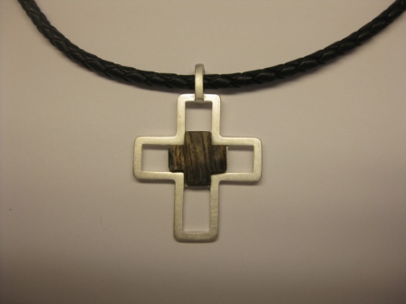 Kreuz mit Horn an Lederband